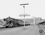 050 512 wurde im Januar 1941 als 50 512 beim Bw Engelsdorf in Dienst gestellt. Vom Bw Hameln, wo sie zum Zeitpunkt der Aufnahme in Altenbeken stationiert war, wechselte sie noch am 28.05.1972 zum Bw Lehrte, wo sie aber unmittelbar z-gestellt wurde. (29.04.1969) <i>Foto: Dieter Kempf</i>