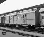 Der zweiachsige PwPosti-34 "102 532 Han" im Zugverband des Nahverkehrszuges mit 050 512 in Altenbeken. Von der Bauart wurden 1934 insgesamt 50 Stück beschafft.  (29.04.1969) <i>Foto: Dieter Kempf</i>