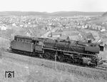Die Kasselaner 043 121 (ex 44 1121) rollt vor der Kulisse der bekannten Eisenbahnerstadt Altenbeken talwärts nach Paderborn. (29.04.1969) <i>Foto: Dieter Kempf</i>