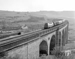 Über das berühmte Altenbekener Viadukt fährt 220 077 ihrem nächsten Halt im gleichnamigen Bahnhof entgegen. (29.04.1969) <i>Foto: Dieter Kempf</i>
