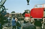 Motorentausch an der von der albanischen Staatsbahn gekauften HSH 2004 (ex 221 131) in Albanien. Von den Unruhen in dem Land in den 1990er Jahren war auch der Eisenbahnverkehr betroffen. Vier der fünf nach Albanien verkauften 221 wurden ausgeplündert und 2004 verschrottet. Lediglich HSH 2003 (ex 221 125) überlebte bis 2013.  (05.1990) <i>Foto: Manfred Kantel</i>