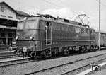 E 10 127 wurde am 25. Juli 1958 beim Bw Koblenz-Mosel in Dienst gestellt. Wo Reinhard Todt die mittlerweile beim Bw Köln-Deutzerfeld beheimatete Lok vor einem Güterzug angetroffen hat, hat er nicht überliefert.  (04.1967) <i>Foto: Reinhard Todt</i>
