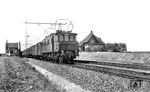 E 04 07 vom Bw Leipzig Hbf West mit einem Personenzug bei Niemberg zwischen Köthen und Halle.  (1934) <i>Foto: DLA Darmstadt (Hubert)</i>