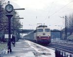 112 503 (Bw Frankfurt/M-1) fährt an einem regnerischen Herbsttag mit einem Schnellzug durch Dortmund-Flughafen. (27.10.1974) <i>Foto: Johannes Glöckner</i>