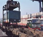 Der Containerverkehr der DB wurde 1968 aufgenommen, in erster Linie um die Seehäfen in schnellen "Nachtsprungverbindungen" an die Wirtschaftszentren des Hinterlandes anzubinden, später gewannen auch die Verbindungen der Wirtschaftszentren untereinander an Bedeutung. Schon 1969 wurde die "Transfracht Gesellschaft" (TFG) als 100%ige Tochter der Deutschen Bundesbahn gegründet, die mit der Abwicklung des Containerverkehrs beauftragt wurde. Der Containerbahnhof Bochum-Langendreer versorgte damals auch die Opelwerke. (07.02.1975) <i>Foto: Johannes Glöckner</i>