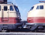 Ein Vergleich zwischen den aerodynamischen Anforderungen der Baureihe 112 (112 501) für 160 km/h und der Baureihe 103 (103 158) für 200 km/h, die sich gut in der Form der Lokfronten verdeutlicht lässt. (16.02.1975) <i>Foto: Johannes Glöckner</i>