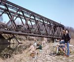 Damals scheint es noch Fische in der Ruhr gegeben zu haben. Die Anzahl der Angler übersteigt deutlich die Fans der alten Bahn, als Walsum 5 über die Ruhrbrücke bei Essen-Steele fährt. (23.03.1975) <i>Foto: Johannes Glöckner</i>