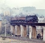 99 1774 mit einem Rollbock-Güterzug auf der 124 m langen und aus 10 Trägern und 9 Betonpfeilern bestehenden Brücke in Gornsdorf/Erzgebirge auf der Schmalspurbahn Schönfeld-Wiesa – Meinersdorf. (10.04.1975) <i>Foto: Johannes Glöckner</i>