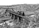 Mit einem langen Personenzug rollt die Betzdorfer 38 2976 mühelos durch das Siegtal dem Bahnhof Rosbach (Sieg) entgegen. (1934) <i>Foto: Dr. Klaer</i>