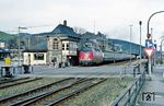 1905 gingen im Bahnhof Goslar zwei mechanische Stellwerke in Betrieb. Neben dem Fahrdienstleiterstellwerk "Gwf" war dies das Wärterstellwerk "Go" der Bauart Jüdel in der Ostausfahrt des Bahnhofs, an dem gerade 220 037 mit E 2872 vorbeifährt. Der Bahnübergang an der Bismarckstraße ist heute verschwunden. (17.04.1983) <i>Foto: Wolfgang Bügel</i>