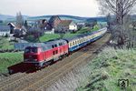 Bei Harriehausen hat 216 148 den E 3217 (Kiel ab 7.23 Uhr - Lübeck - Uelzen - Wittingen - Braunschweig - Kreiensen - Kassel an 16.12 Uhr) am Haken. (17.04.1983) <i>Foto: Wolfgang Bügel</i>