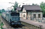 144 024 vor N 6041 im Haltepunkt Söllingen zwischen Karlsruhe und Pforzheim. (21.05.1983) <i>Foto: Wolfgang Bügel</i>
