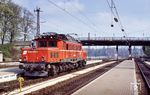 ÖBB 1020.033 zu Gast in Lindau am Bodensee. Hinter der Lok verbirgt sich die am 12.06.1943 beim Bw Rosenheim in Dienst gestellte E 94 094. (20.04.1990) <i>Foto: Peter Schiffer</i>