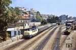 Ausfahrt des D 1512 nach Piräus mit OSE 419 (ex 221 126) in Athen. (22.05.1990) <i>Foto: Manfred Kantel</i>