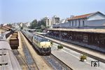OSE 411 (ex 221 105) steht abfahrbereit vor dem "Hellas-Express" nach Dortmund in Athen Hbf. (24.05.1990) <i>Foto: Manfred Kantel</i>