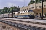 OSE 411 (ex 221 105) vor D 1511 (Athen - Thessaloniki) im Bahnhof Lianokladion, etwa 20 km nordwestlich der Thermopylen. (25.05.1990) <i>Foto: Manfred Kantel</i>