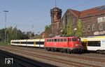 Etwas überraschend tauchte in Wuppertal-Unterbarmen 115 459 auf dem Weg nach Dortmund auf. Im Hintergrund sorgt Eurobahn ERB 20074 nach Venlo für den farblichen Kontrast. (15.09.2016) <i>Foto: Wolfgang Bügel</i>