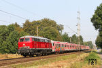 215 001 der Railsystems RP GmbH hat bei Solingen 420 294, 420 276 und 420 303 als DbZ 92699 von Hamm zur Zerlegung nach Opladen am Haken. (23.09.2016) <i>Foto: Joachim Bügel</i>