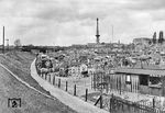 Ein S-Bahnzug vor der Kulisse des fast 150 m hohen Berliner Funkturms mit dem davorliegenden Messegelände in Charlottenburg. (1937) <i>Foto: RVM</i>