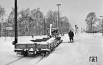 Ein Skl im Wintereinsatz im Bahnhof Warburg. Insbesondere die mechanischen Stellwerke litten bei größeren Schneemengen unter winterbedingten Störungen, froren die Drahtzugleitungen zu Weichen und Signalen doch gerne ein.  (16.02.1969) <i>Foto: Reinhard Todt</i>