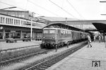 Unbeachtet von den Reisenden steht E 41 023 (Bw Offenburg) mit einem Personenzug in Heidelberg Hbf. Die 1957 in Dienst gestellte Lok ging im Jahr 2000 den Weg allen Eisens.  (04.1960) <i>Foto: Reinhard Todt</i>