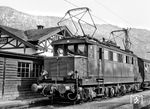 Die mit elektrischer Widerstandsbremse ausgerüstete E 44 174 (ab 1962: E 44 1170, ab 1968: 145 170) im Bahnhof Farchant an der Strecke Weilheim - Garmisch-Partenkirchen. (04.1954) <i>Foto: Reinhard Todt</i>