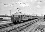Nach Kriegsende befanden sich bei Wegmann in Kassel noch Wagenkästen und Untergestelle für Beiwagen der Berliner S-Bahn. Aus vier Beiwagen entstanden zwei neue Triebzüge, die als ET 182 11 und 12 ab Dezember 1949 bzw. Dezember 1950 auf der Isartalbahn (München Süd - Bichl) für den Betrieb bei 750V Gleichstrom zum Einsatz kamen. Mit Umstellung auf normalen Bahnstrom 15kV 16 2/3 Hz der Isartalbahn wurden sie erneut umgebaut. Dabei wurde das vordere Drehgestell zum alleinigen Triebgestell und ein zweiter Motor mit zusätzlichem Transformator wurde eingebaut. Dazu musste der Wagenkasten um 1100 mm verlängert und der Fahrzeugboden etwa 30 cm angehoben werden. Der gewonnene Raum wurde für ein Mehrzweckabteil hinter dem Führerstand genutzt. Auch der hintere Stromabnehmer wurde entfernt, der vordere wurde durch einen der Bauart SBS 54 ersetzt. Am 02.11.1957 kam das neue Fahrzeug - nunmehr als ET 26 004 bezeichnet - zur Abnahme ins Aw Freimann und wurde ab 12.02.1958 dem Bw München Hbf zugeteilt, wechselte aber bereits zum 05.05.1958 nach Rosenheim. In seiner Heimat Rosenheim erwischte Reinhard Todt auch das Fahrzeug.  (06.1960) <i>Foto: Reinhard Todt</i>