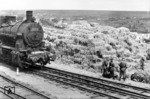 An einer unbekannten Bahnstation werden Heuballen zur Verladung herangefahren. Drei Soldaten haben ein wachsames Auge auf das Geschehen. 57 3279 vom Bw Baranowitsche "Bara" (zwischen Brest und Minsk) wurde kurzfristig an das Bw Borisow verliehen (etwa 80 km nordöstlich von Minsk), wie die weiße Tafel an der Rauchkammer verrät. (1942) <i>Foto: RVM (Ittenbach)</i>