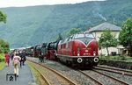 Ankunft von Dsts 80407 aus Gelsenkirchen-Bismarck im Bahnhof Traben-Trarbach. Anlass war das 100-jährige Jubiläum der Bahnstrecke Pünderich – Traben-Trarbach. (27.05.1983) <i>Foto: Joachim Bügel</i>