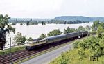 140 733 (Bw Hamburg-Eidelstedt !) hatte es für eine Zwischenleistung vor E 3417 nach Koblenz an den Hochwasser führenden Rhein verschlagen. (30.05.1983) <i>Foto: Joachim Bügel</i>