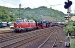 Ausfahrt des Dsts 80541 mit 221 107, 44 508, 41 241, 236 204 und 236 231 nach Gelsenkirchen-Bismarck in Linz am Rhein. (30.05.1983) <i>Foto: Joachim Bügel</i>