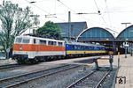 111 138 vor D 2513 (Den Haag CS - Rotterdam CS - Eindhoven - Venlo - Mönchengladbach - Köln) in Mönchengladbach Hbf. (08.06.1983) <i>Foto: Wolfgang Bügel</i>