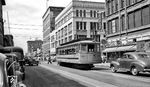 Ein Blick in die Larimer Street von Denver/Colorado mit Straßenbahn No. 35 Mitte der 1930er Jahre. (1935) <i>Foto: Charles E. Thorpe</i>