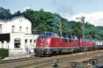 Ausfahrt des E 3180 nach Kiel mit 220 014 und 218 186 in Malente-Gremsmühlen. (17.06.1983) <i>Foto: Joachim Bügel</i>