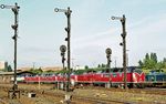 Lokreihe mit 220 051 und drei weiteren 220 sowie 212 268 im Bw Lübeck. (19.06.1983) <i>Foto: Joachim Bügel</i>