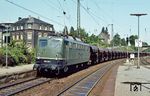 150 131 fährt mit Gdg 47047 durch den Bahnhof Gruiten. Die Lok war während ihrer gesamten Einsatzzeit vom 28.06.1967 bis 30.12.1999 beim Bw Hagen-Eckesey stationiert. (20.06.1983) <i>Foto: Joachim Bügel</i>