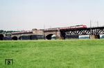 601 001 verabschiedet sich als Dt 13305 auf der Hammer Rheinbrücke in Richtung Neuss. (23.06.1983) <i>Foto: Wolfgang Bügel</i>