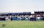 110 476 (Bw Dortmund 1) überquert mit D 2308 die Rheinbrücke zwischen Neuss und Düsseldorf. (23.06.1983) <i>Foto: Wolfgang Bügel</i>