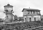 Wasserturm und Wärterstellwerk "Es" in der südlichen Ausfahrt des Bahnhofes Engers an der rechten Rheinstrecke. (1951) <i>Foto: Fischer</i>