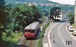 515 619 ist als Sonderzug auf der Wuppertalbahn von Wuppertal-Oberbarmen nach -Beyenburg am Haltepunkt Wuppertal-Oehde unterwegs. Anlass war die Einweihung eines Mahnmals für das KZ Kemna zum 50. Jahrestag seiner Einrichtung. (03.07.1983) <i>Foto: Wolfgang Bügel</i>