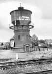 Wasserturm des Bw Engers an der rechten Rheinstrecke. (1951) <i>Foto: Fischer</i>