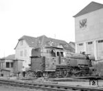 065 002 wendet in der Lokstation Erbach im Odenwald. Die Lok selbst war von der Anlieferung am 02.03.1951 bis zu ihrer Ausmusterung am 23.02.1971 ausschließlich in Darmstadt stationiert. (06.1969) <i>Foto: Dieter Kempf</i>
