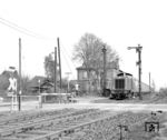 212 024 (Bw Hanau) mit einem Personenzug auf der sog. Limesbahn nach Bad Soden im Taunus im Bahnhof Niederhöchstadt. (26.02.1969) <i>Foto: Dieter Kempf</i>