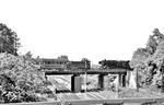 Unerwartete Zugkreuzung zwischen V 36 418 (Bw Frankfurt/M-1) und 44 1141 (Bw Friedberg) bei Frankfurt-Louisa. Darunter verlaufen die Streckengleise nach Darmstadt. (05.1957) <i>Foto: Kurt Eckert</i>