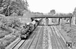 56 685 (1938 umgebaut aus 55 4149) mit einem Güterzug nach Darmstadt-Kranichstein bei Frankfurt-Louisa. (05.1957) <i>Foto: Kurt Eckert</i>