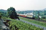 Nördlich von Karlstadt ist 111 089 mit IC 688 "Amalienburg" (München - Hamburg-Altona) unterwegs. (04.07.1983) <i>Foto: Joachim Bügel</i>