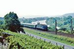 Und dann kam das Objekt der Begierde: Der vierteljährliche Rekrutenzug Dm 38238 von Würzburg nach Koblenz-Lützel, wie erhofft mit einer 118. (04.07.1983) <i>Foto: Joachim Bügel</i>