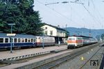 In Boppard wartet 111 133 vor N 7546 die Überholung durch zwei IC-Züge ab. Dazwischen kreuzt der südwärts fahrende IC 109 "Rheinpfeil" nach Basel. (04.07.1983) <i>Foto: Wolfgang Bügel</i>