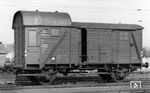 Der Güterzugbegleitwagen Pwg Pr 14 (preußische Bauart) "118641" in Hanau Hbf. Er war der häufigste Wagentyp in Deutschland, der von 1913 bis 1925 in 9752 Exemplaren gebaut wurde. (24.03.1962) <i>Foto: Joachim Claus</i>