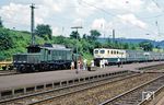 141 227 (Bw Frankfurt/M-1) fährt mit N 5166 im Bahnhof Laufach an der Schiebelok 194 581 vorbei.  (12.07.1983) <i>Foto: Joachim Bügel</i>